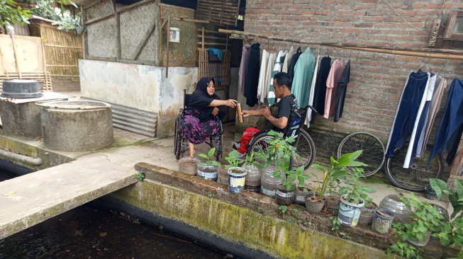 Dwi, penyandang disabilitas pengidap penyakit ginjal kronis stadium 5 (Suara.com/Chyntia Sami)