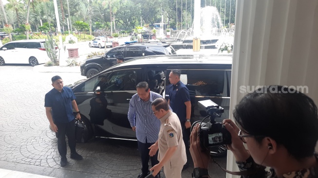Susilo Bambang Yudhoyono (SBY), menyambangi Balai Kota DKI Jakarta, Selasa (29/7/2025) siang. [Suara.com/Fakhri Fuadi] 