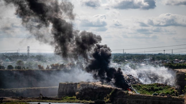 Kepulan asap pembakaran sampah di tempat pembuangan akhir (TPA) ilegal, Rowosari, Tembalang, Jawa Tengah, Selasa (29/7/2025). [ANTARA FOTO/Aprillio Akbar/tom]