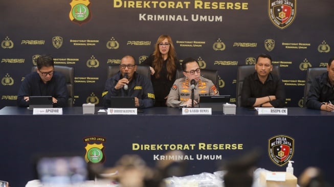 Pihak kepolisian saat menggelar rilis kematian Diplomat Kemlu Arya Daru Pangayunan di Polda Metro Jaya, Jakarta, Selasa (29/7/2025). [Suara.com/Alfian Winanto]