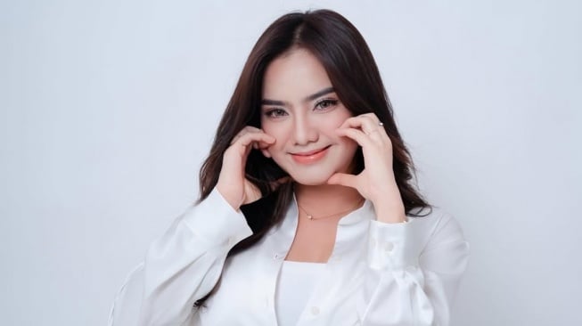Caca Veronica baru saja merilis single terbaru berjudul "Lama-Lama Terpesona". [Instagram]