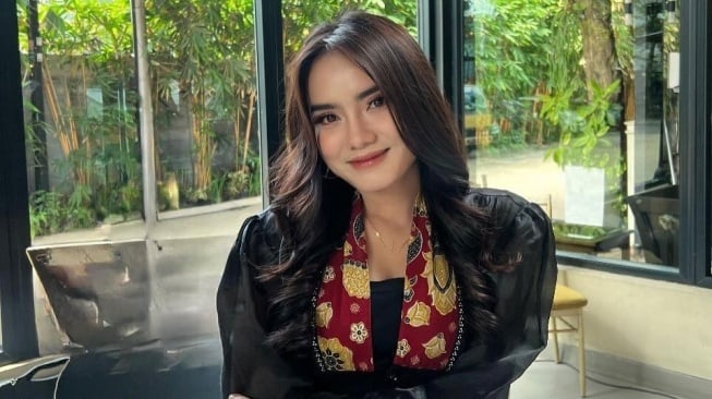 Caca Veronica baru saja merilis single terbaru berjudul "Lama-Lama Terpesona". [Instagram]