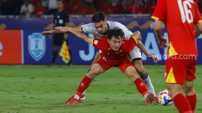 Pemain Timnas Indonesia U-23 Jens Raven berebut bola dengan pemain Timnas Vietnam U-23 saat ertandingan final Piala AFF U-23 2025 di Stadion Utama Gelora Bung Karno (SUGBK), Jakarta, Selasa (29/7/2025). [Suara.com/Alfian Winanto]