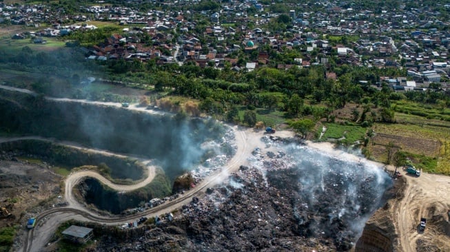 Foto udara tempat pembuangan akhir (TPA) ilegal di Rowosari, Tembalang, Jawa Tengah, Selasa (29/7/2025). [ANTARA FOTO/Aprillio Akbar/tom]