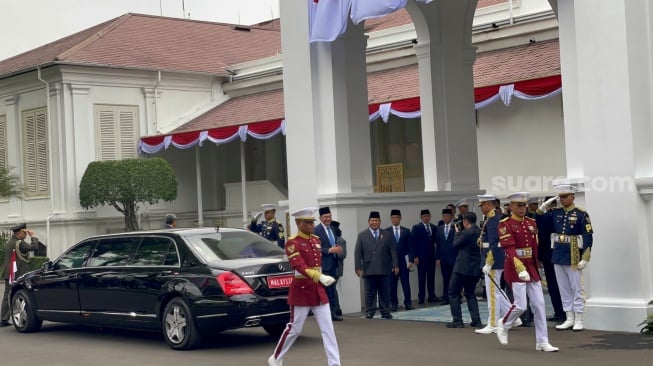 Presiden Prabowo Subianto menyambut kedatangan Perdana Menteri (PM) Malaysia, Anwar Ibrahim di Istana Merdeka, Jakarta, Selasa (29/7/2025) pagi. [Suara.com/Novian]