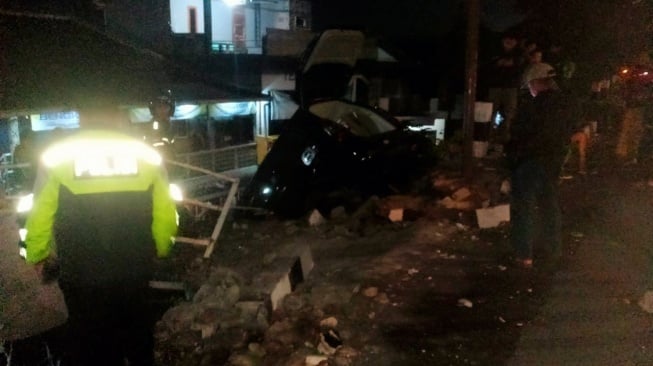 Jadi Korban Tabrak Lari, Innova Dikemudikan Mahasiswa Terjun Bebas Timpa Rumah Warga di Sleman