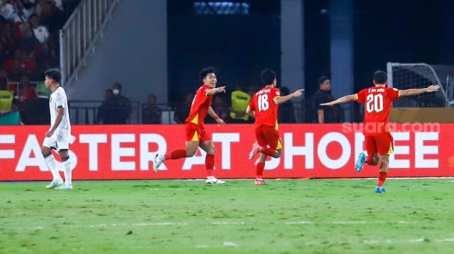 Para Pemain Timnas Vietnam U-23 selebrasi usai mencetak gol saat pertandingan final Piala AFF U-23 2025 melawa Timnas Indonesia U-23 di Stadion Utama Gelora Bung Karno (SUGBK), Jakarta, Selasa (29/7/2025). [Suara.com/Alfian Winanto?