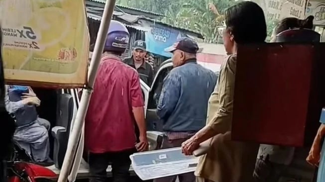 Ibu Gendong Bayi Dipaksa Opang Stasiun Tigaraksa Turun dari Taksi Online di Tengah Hujan Deras