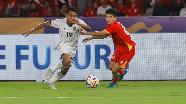 Pemain Timnas Indonesia U-23 Frengky Deaner Misa berebut bola dengan pemain Timnas Vietnam U-23 saat ertandingan final Piala AFF U-23 2025 di Stadion Utama Gelora Bung Karno (SUGBK), Jakarta, Selasa (29/7/2025). [Suara.com/Alfian Winanto]