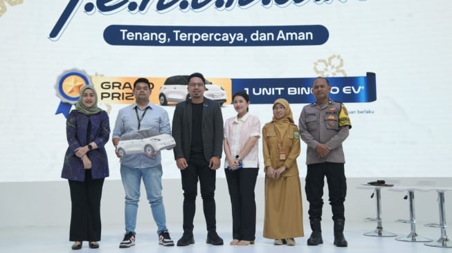 Wuling Serahkan Satu Unit BinguoEV Kepada Konsumen Loyal di GIIAS 2025