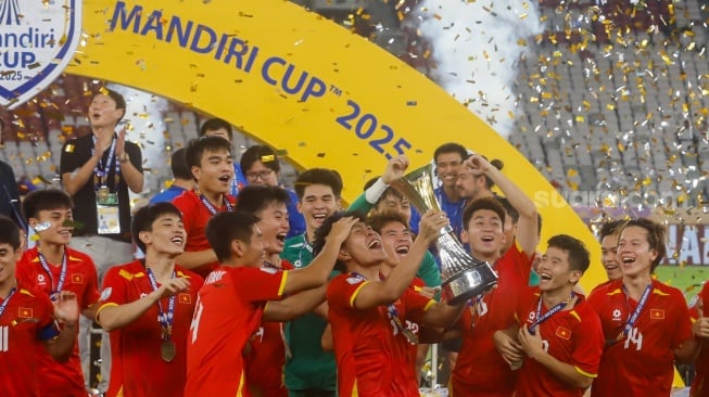 Para Pemain Timnas Vietnam U-23 selebrasi mengangkat Piala usai memenangkan pertandingan final Piala AFF U-23 2025 melawa Timnas Indonesia U-23 di Stadion Utama Gelora Bung Karno (SUGBK), Jakarta, Selasa (29/7/2025). [Suara.com/Alfian Winanto?