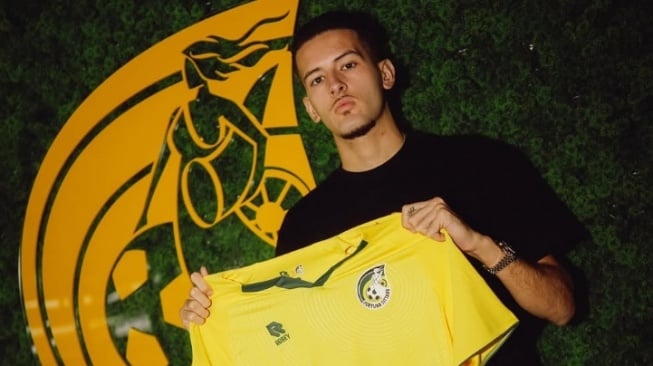 Bek Timnas Indonesia Justin Hubner resmi umumkan gabung klub Fortuna Sittard. Dia pamer pakai seragam Fortuna Sittard di instagramnya.  (IG Justin Hubner)