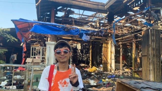 Penjual barang anak punk di Pasar Taman Puring, Jakarta Selatan bernama Ebeat (40) saat ditemui di lokasi kebakaran, Jakarta, Selasa (29/7/2025). ANTARA/Luthfia Miranda Putri.