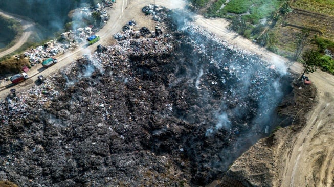 Foto udara tempat pembuangan akhir (TPA) ilegal di Rowosari, Tembalang, Jawa Tengah, Selasa (29/7/2025). [ANTARA FOTO/Aprillio Akbar/tom]