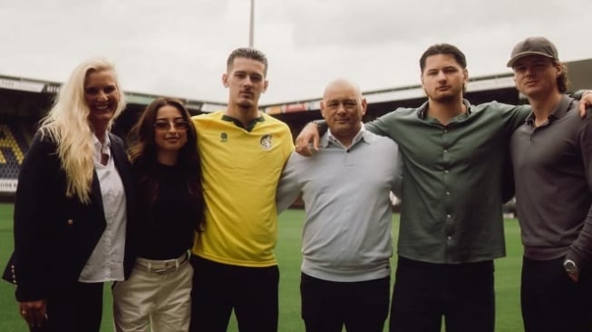 Bek Timnas Indonesia Justin Hubner resmi umumkan gabung klub Fortuna Sittard. Dia pamer pakai seragam Fortuna Sittard di instagramnya.  (IG Justin Hubner)