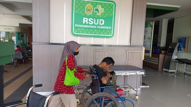 Dwi, penyandang disabilitas pengidap penyakit ginjal kronis stadium 5 (Suara.com/Chyntia Sami)