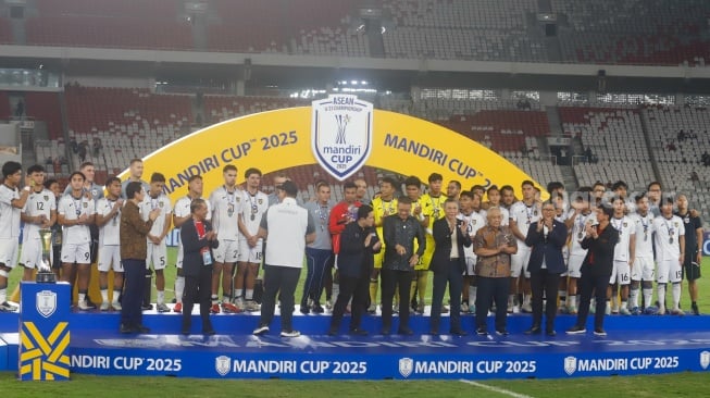 Para Pemain Timnas Indonesia U-23 menerima medali perak usai pertandingan final Piala AFF U-23 2025 melawa Timnas Vietnam U-23 di Stadion Utama Gelora Bung Karno (SUGBK), Jakarta, Selasa (29/7/2025). [Suara.com/Alfian Winanto?