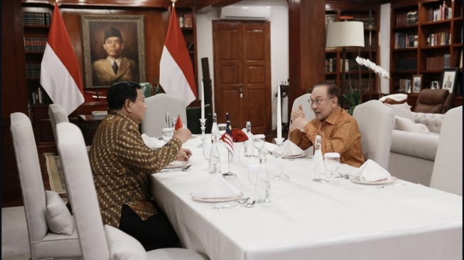 Presiden Prabowo Subianto menyambut Perdana Menteri Malaysia, Yang Mulia Dato' Seri Anwar Ibrahim  di kediaman pribadinya di Kertanegara IV, Jakarta Selatan, Senin (28/7/2025), malam. [Instagram@presidenrepublikindonesia]