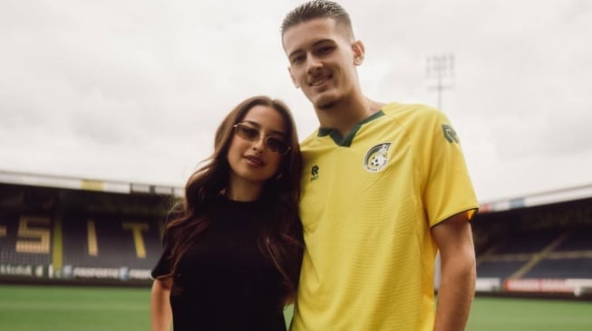 Jennifer Coppen ikut mendampingi Justin Hubner yang menandatangani kontrak dengan klub Eredivisie, Fortuna Sittard. Penampilan Jennifer mencuri perhatian. [Instagram]