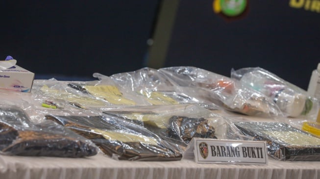 Penampakan sejumlah barang bukti dalam kasus kematian Diplomat Kemlu Arya Daru Pangayunan saat rilis di Polda Metro Jaya, Jakarta, Selasa (29/7/2025). [Suara.com/Alfian Winanto]