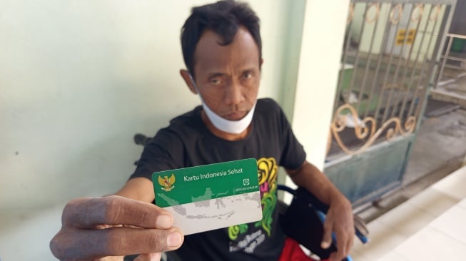 Dwi, penyandang disabilitas pengidap penyakit ginjal kronis stadium 5 (Suara.com/Chyntia Sami)