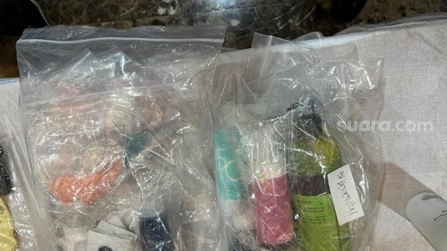 Penampakan barang bukti kasus kematian Diplomat Kemelu Arya Daru yang disita oleh Polda Metro Jaya. Dari barang bukti yang disita polisi berupa alat kontrasepsi alias kondom hingga pelumas. (Suara.com/M Yasir)