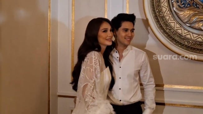 Luna Maya dan Maxime Bouttier jelang resepsi pernikahan kedua mereka di Four Seasons Jakarta, Rabu, 30 Juli 2025. [Adiyog Priyambodo/Suara.com]