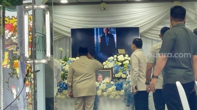 Presiden Prabowo Subianto melayat ke Rumah Duka Sentosa, kompleks RSPAD Gatot Soebroto, tempat disemayamkannya jenazah ekonom senior, Kwik Kian Gie. (Suara.com/Novian)