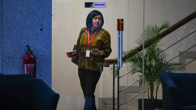 Eks staf khusus mantan Mendikbudristek Nadiem Makarim, Fiona Handayani berjalan usai diperiksa di Gedung Merah Putih KPK, Jakarta, Rabu (30/7/2025). [ANTARA FOTO/Hafidz Mubarak A/tom]