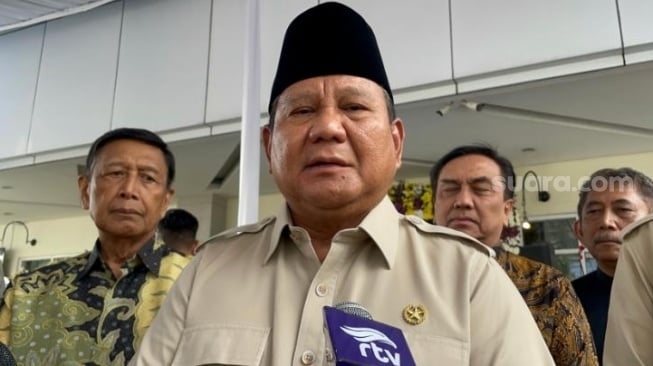 Presiden Prabowo Subianto tampak berbincang-bincang dengan Penasihat Khusus Presiden Bidang Politik dan Keamanan, Wiranto usai melayat jenazah Kwik Kian Gie di RSPAD Gatot Soebroto, Rabu siang. (Suara.com/Novian)