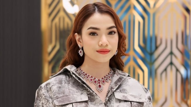 Artis Malaysia Ruhainies Zainul Ilyas geram dituding punya sugar daddy dan siap menempuh jalur hukum. [Instagram]