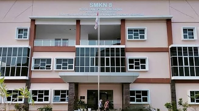 Suasana SMKN 8 Tangsel yang diduga menerapkan pungutan liar atau pungli dalam bentuk biaya seragam  yang dibanderol Rp2,7 juta. [IST/Bantennews]