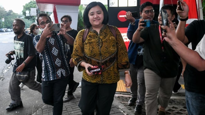 Eks staf khusus mantan Mendikbudristek Nadiem Makarim, Fiona Handayani (tengah) dicecar pertanyaan oleh wartawan usai diperiksa di Gedung Merah Putih KPK, Jakarta, Rabu (30/7/2025). [ANTARA FOTO/Hafidz Mubarak A/tom]
