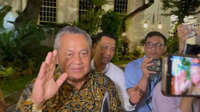 Gubernur Bank Indonesia Perry Warjiyo usai ikut rapat bersama Presiden Prabowo Subianto di Istana Kepresidenan, Jakarta, Rabu (30/7/2025). [Suara.com/Novian]