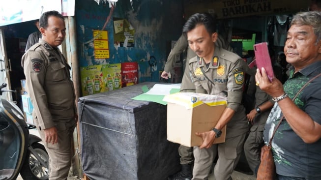 Satpol PP Bogor Sapu Jaringan Miras Ilegal di Ciampea, Satu Gudang Besar Terkunci Rapat