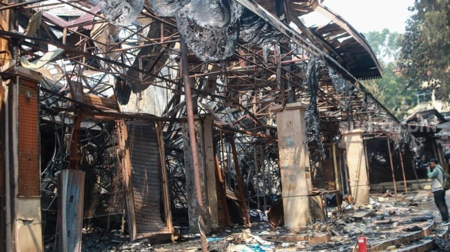 Suasana Pasar Taman Puring pasca kebakaran di Jakarta, Rabu (30/7/2025). [Suara.com/Alfian Winanto]