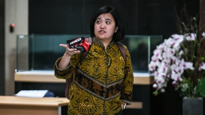 Eks staf khusus mantan Mendikbudristek Nadiem Makarim, Fiona Handayani berjalan usai diperiksa di Gedung Merah Putih KPK, Jakarta, Rabu (30/7/2025). [ANTARA FOTO/Hafidz Mubarak A/tom]