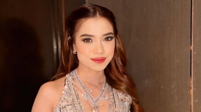 Artis Malaysia Ruhainies Zainul Ilyas geram dituding punya sugar daddy dan siap menempuh jalur hukum. [Instagram]
