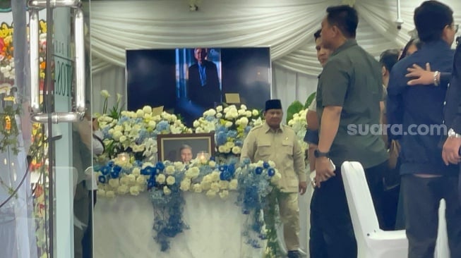 Melayat ke Rumah Duka, Prabowo Beri Hormat Terakhir ke Kwik Kian Gie