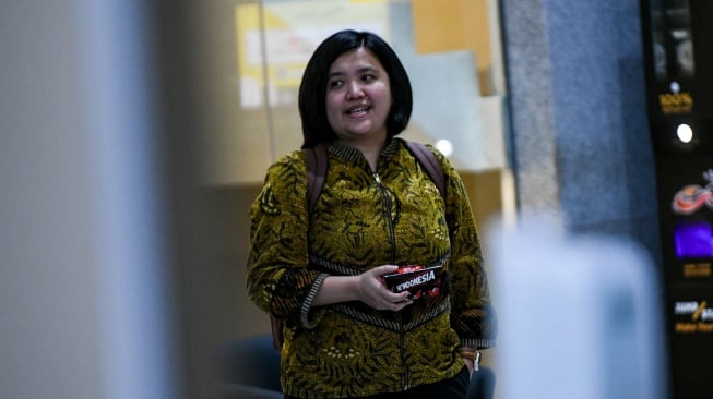 Eks staf khusus mantan Mendikbudristek Nadiem Makarim, Fiona Handayani berjalan usai diperiksa di Gedung Merah Putih KPK, Jakarta, Rabu (30/7/2025). [ANTARA FOTO/Hafidz Mubarak A/tom]