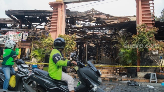 Suasana Pasar Taman Puring pasca kebakaran di Jakarta, Rabu (30/7/2025). [Suara.com/Alfian Winanto]