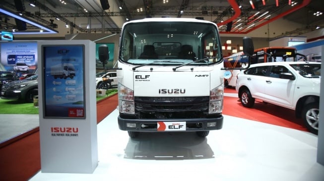 Isuzu ELF NMR yang dilengkapi layer LED di Area GIIAS 2025. (Foto: IAMI)