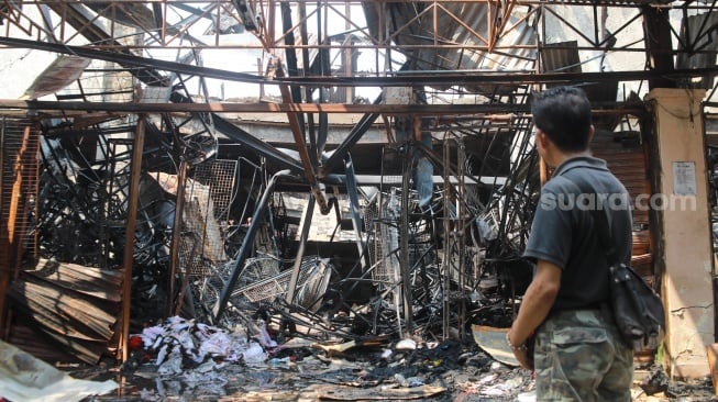 Suasana Pasar Taman Puring pasca kebakaran di Jakarta, Rabu (30/7/2025). [Suara.com/Alfian Winanto]
