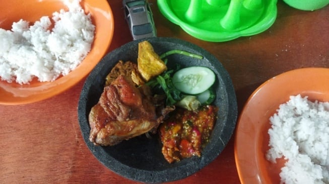 Menikmati Menu di Lesehan Selera Malam Jambi, Sambalnya Bikin Nagih