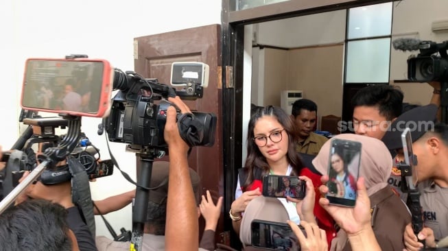 Nikita Mirzani Tolak Digiring ke Rutan, Ancam Sebar Rekaman 'Panas' Reza Gladys