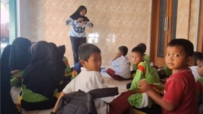 Miris! Siswa SD Negeri di Brebes Terpaksa Belajar di Teras Masjid