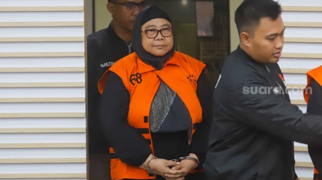 Dua tersangka kasus korupsi LNG di PT Pertamina Persero, Yenni Andayani ditampilkan saat konferensi pers penahanan di gedung Merah Putih KPK, Jakarta, Kamis (31/7/2025). [Suara.com/Alfian Winanto]