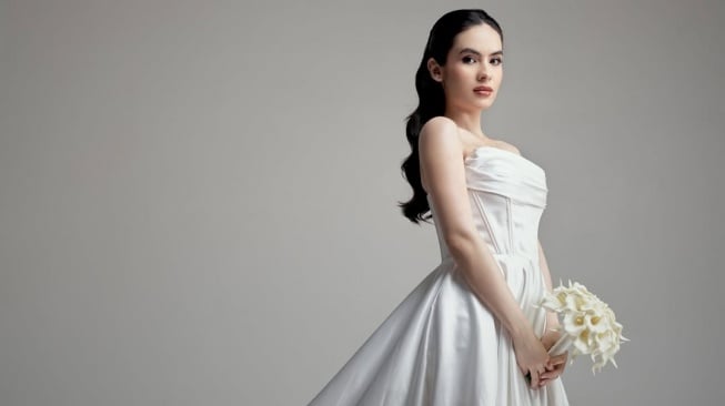 Potret Cantik Steffi Zamora Kenakan Gaun Pengantin Serbah Putih (Instagram)
