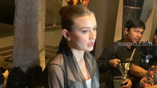 Kimberly Ryder saat hadir resepsi Luna Maya dan Maxime Bouttier di Four Seasons Jakarta, Rabu, 30 Juli 2025 [Suara.com/Adiyoga Priyambodo].