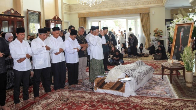 Sejumlah kerabat melakukan shalat jenazah di kediaman mantan Menteri Agama Suryadharma Ali, kawasan Cipinang Cepedak, Jakarta, Kamis (31/7/2025). [ANTARA FOTO/Reno Esnir/app/sgd]